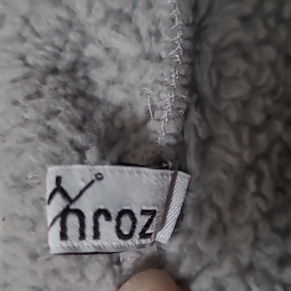 Gray Sherpa 2X,  1/2 Zip, 24 Inches Pit to Pit, EUC - Picture 4 of 5